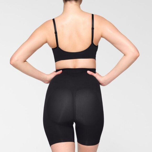 Skims Seamless Sculpt Mid Thigh Short - Picture 3 of 5